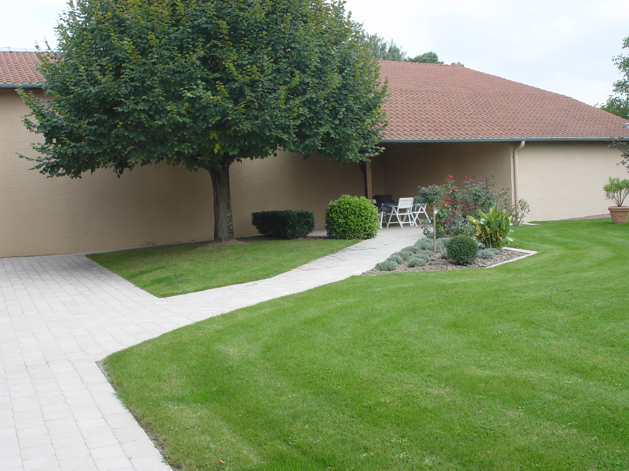 paysagiste roanne - paysagiste côte roannaise - paysagiste loire - entretien exterieur roanne - entretien jardins - architecte paysagiste france - paysagiste renaison